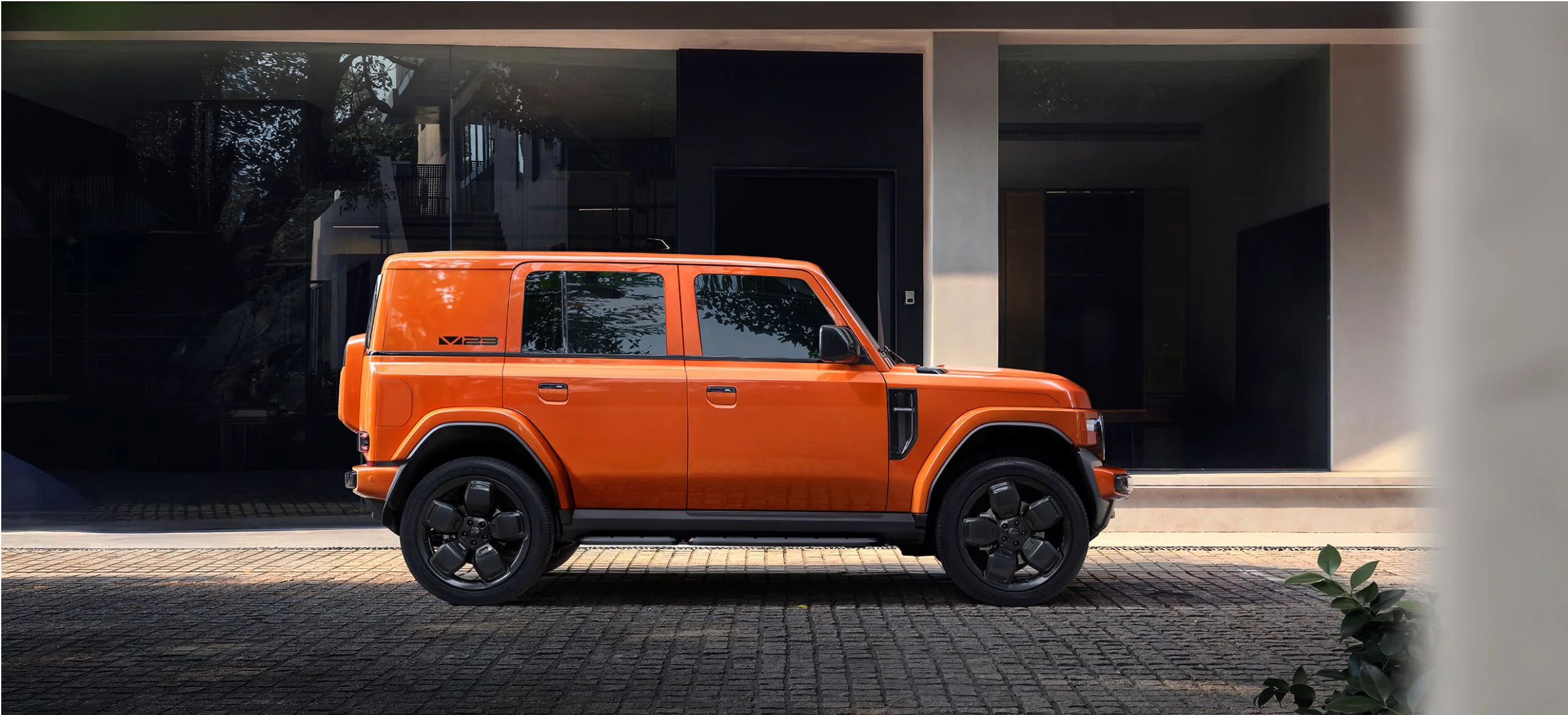 iCAR V23 — Warm Orange, gaya retro-boxy
